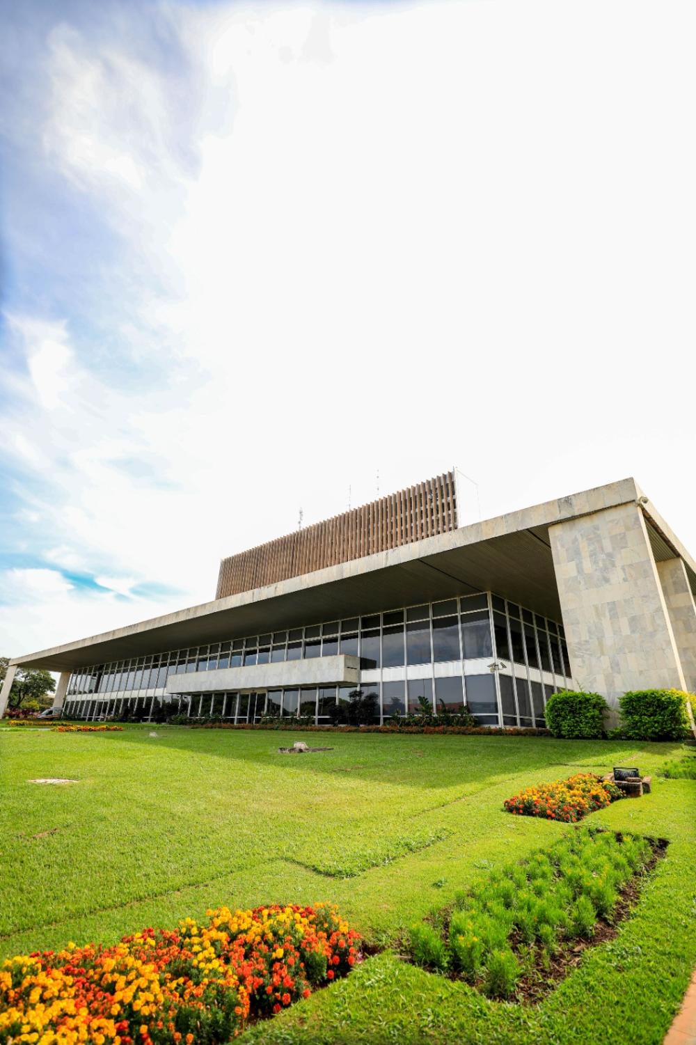 Capa da notícia: Governador Ibaneis Rocha decreta ponto facultativo no DF em 21 de novembro